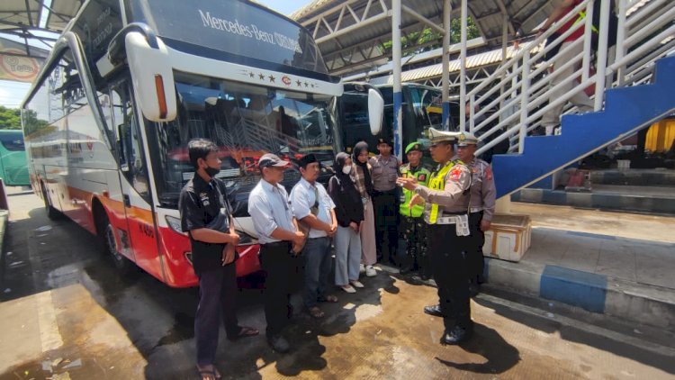 Polisi Memberikan Himbauan Keselamatan Kepada Sopir dan Penumpang Bus