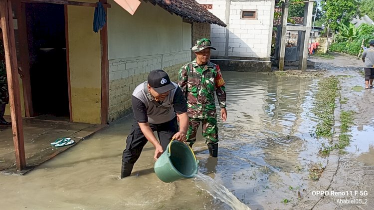 Polisi Bersama TNI dan Warga Gotong Royong Bersihkan Material Luapan Sungai Jurang Dandang di Nganjuk