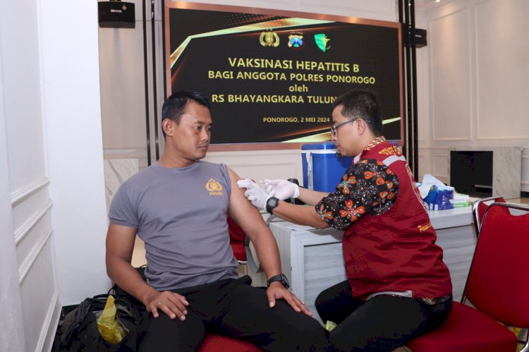 Polres Ponorogo Gelar Vaksinasi Hepatitis B dan Deteksi Dini Narkoba Bagi Anggota