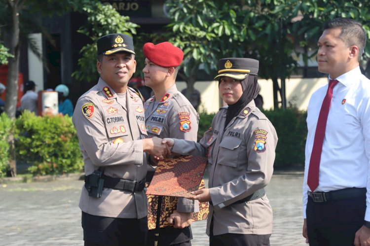 Kapolresta Sidoarjo Berikan Penghargaan 73 Anggota