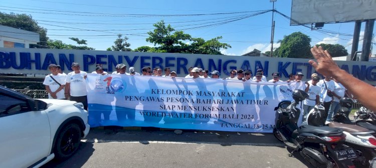 Bersama Polisi Jaga Jalur Penyeberangan di Pelabuhan Rakyat Pokmas Kelautan Banyuwangi Dukung WWF ke -10