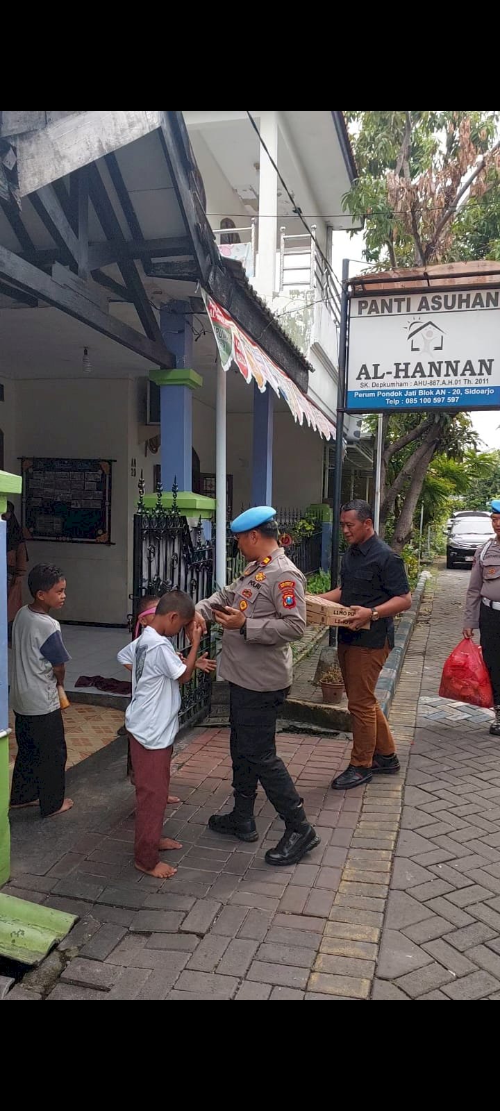 Hari Bhayangkara Ke-78, Si Propam Polresta Sidoarjo Berbagi di Panti Asuhan