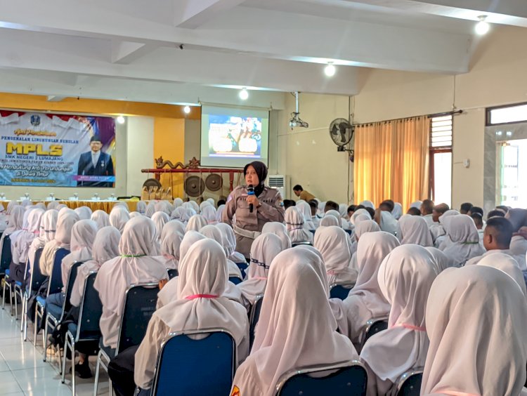 Polres Lumajang Ajak Pelajar Tertib Berlalu Lintas Melalui Program Police Goes To School