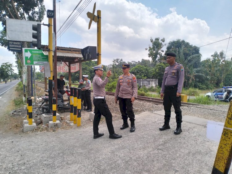 Cegah Laka, Polisi Edukasi Relawan Perlintasan KA Tanpa Palang Pintu di Tulungagung