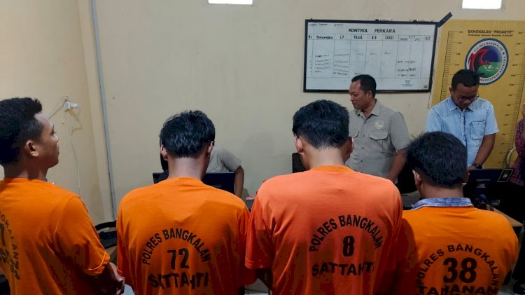 Polres Bangkalan Grebek Rumah Diduga Tempat Peredaran Sabu, Enam Orang Diamankan