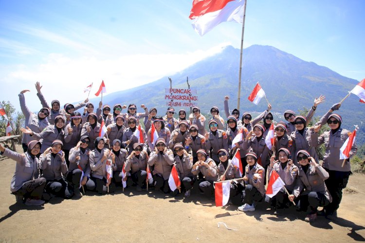 Hari Jadi ke-76, Polwan Polres Madiun Kibarkan Merah Putih dan Bendera Polwan di Puncak Bukit Mongkrang