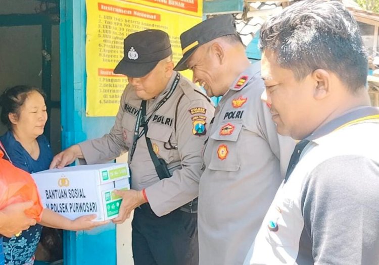 Melalui Aplikasi Matur Pak Kapolres, Warga Desa Pelem Terima Bantuan Sosial Polres Bojonegoro