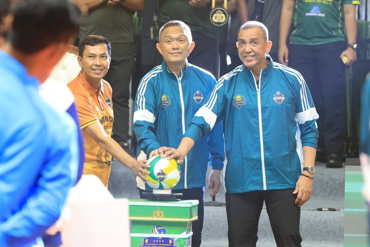 Kapolda Jatim Buka Turnamen Bola Voli Kapolri Cup 2024 di GOR Tridharma Petrokimia Gresik