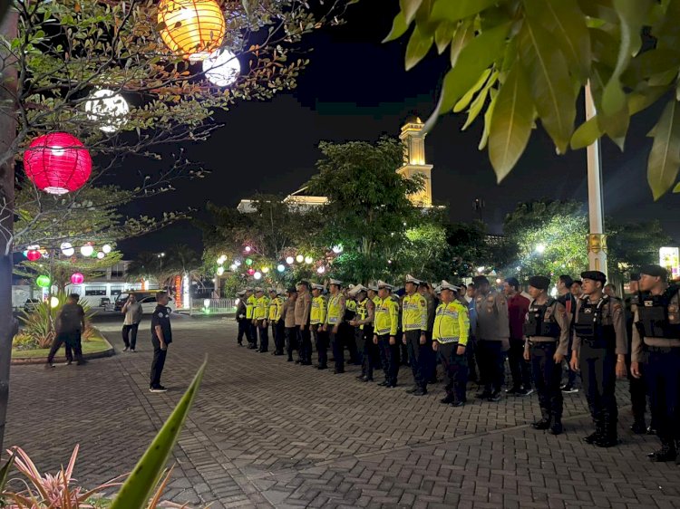 Warna-warni Lampu Hias, Perindah Suasana Mako Polresta Sidoarjo