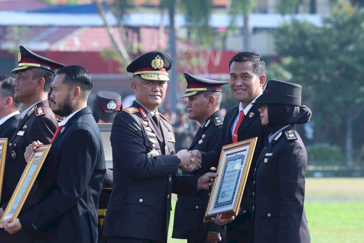 Upacara Hari Kesaktian Pancasila, Kapolda Jatim Beri Penghargaan Anggota Polri dan PNPP Berprestasi