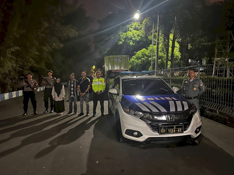 Polisi Kawal Ketat Kedatangan Surat Suara Pilkada Serentak 2024 di Jember