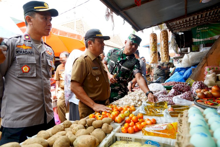 Jelang Nataru 2024 Satgas Pangan Polres Madiun bersama Forkopimda Tinjau Stabilitas Harga Sembako