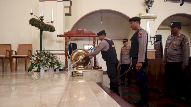 Tim Jibom Gegana Polda Jatim Lakukan Sterilisasi di Sejumlah Gereja Jelang Ibadah Natal