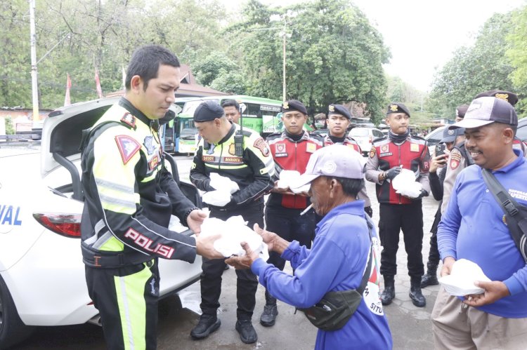 Pantau Jalur Pantura, Kapolres Situbondo Patroli Sambil Berbagi Nasi untuk Pekerja di Wisata Pasir Putih