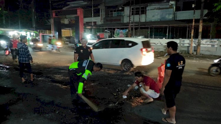 Peduli Keselamatan Pengendara, Polsek Krian dan Relawan Bersatu Tambal Jalan Rusak