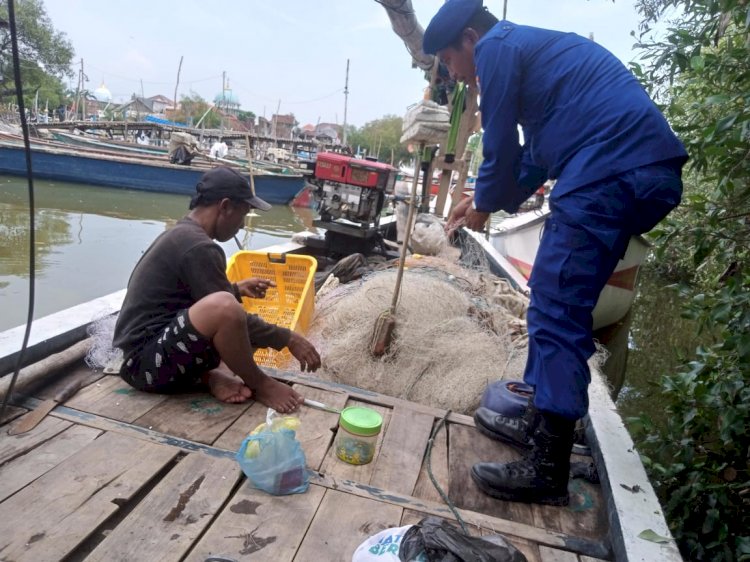 Adanya Potensi Cuaca Ekstrim, Satpolairud Polresta Sidoarjo Patroli Temui Nelayan