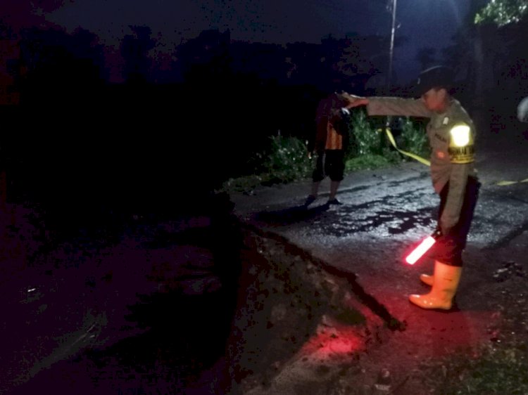 Polres Kediri Gercep Tangani Banjir, Pasang Police Line di Jembatan Putus Untuk Keselamatan Warga