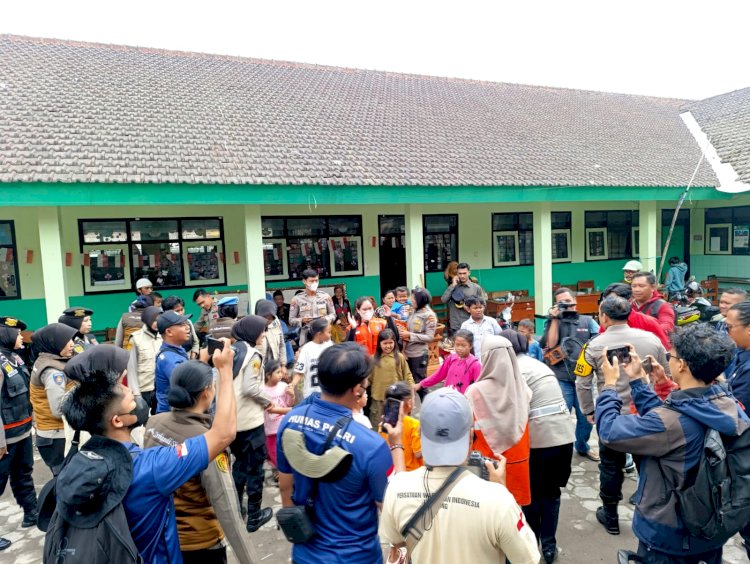 Polres Lumajang Lakukan Trauma Healing, Anak - anak Pengungsi Semeru Kembali Ceria