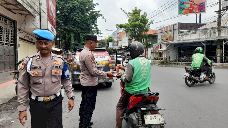 Kapolsek Taman Pimpin Patroli Kamtibmas Sambil Bagikan Makanan dan Minuman ke Warga