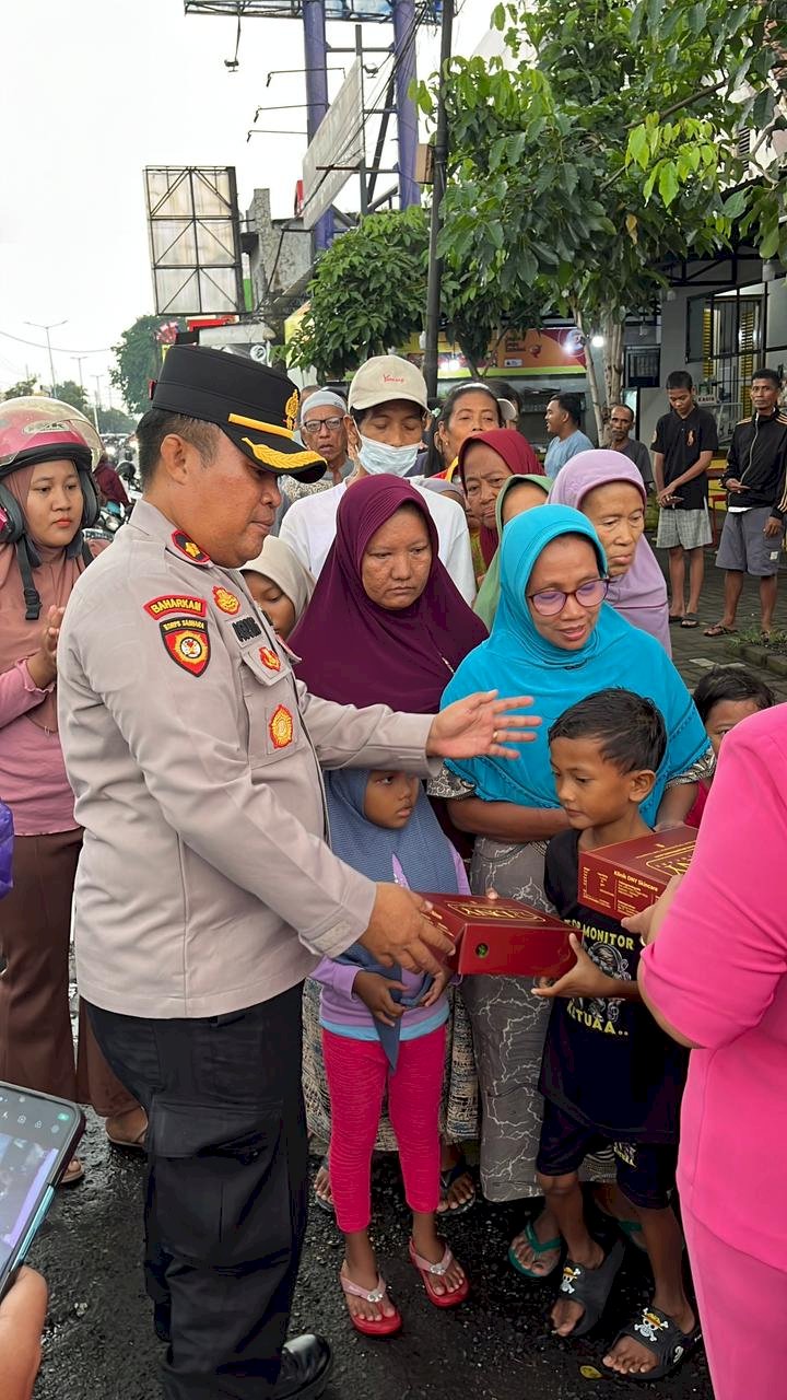 Polsek Gedangan Bersama Bhayangkari Bagikan Ratusan Takjil ke Masyarakat