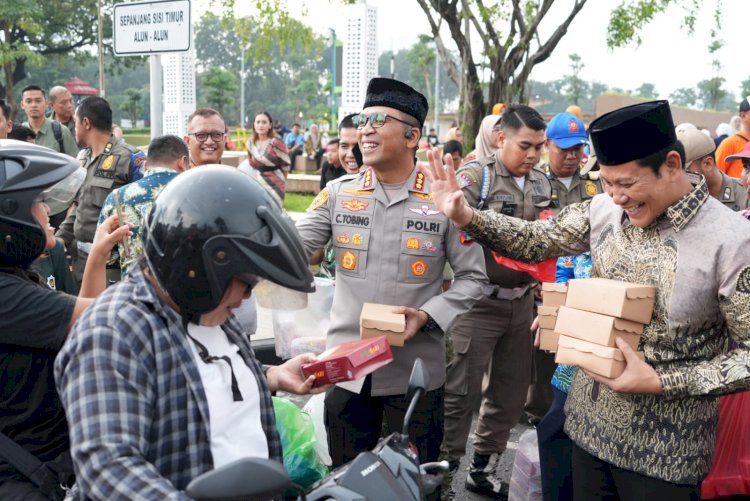 Solid dan Peduli, Forkopimda Sidoarjo Bagikan Ratusan Takjil di Alun-Alun